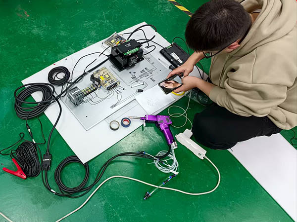 Suntop Laser Engineer Successfully Resolves Issues for Spanish Welding Machine Client via Video Call-5