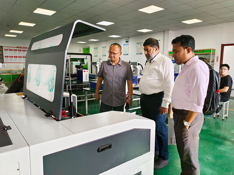 Suntop welcomes Bangladeshi customers, and the laser welding machine on-site inspection is successful-8