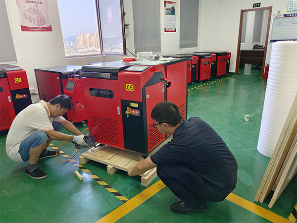 Custom 3000W Handheld Laser Cleaning Machine Shipped to Italy Pack-1