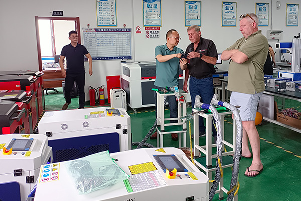 South African Customer Visits Suntop Laser's Factory and Receives High Praise for the Performance of the Laser Welding Machine site9-Suntop