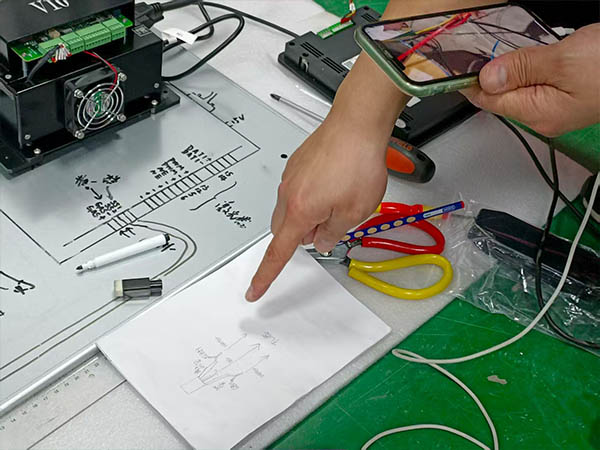 Suntop Laser Engineer Successfully Resolves Issues for Spanish Welding Machine Client via Video Call-3
