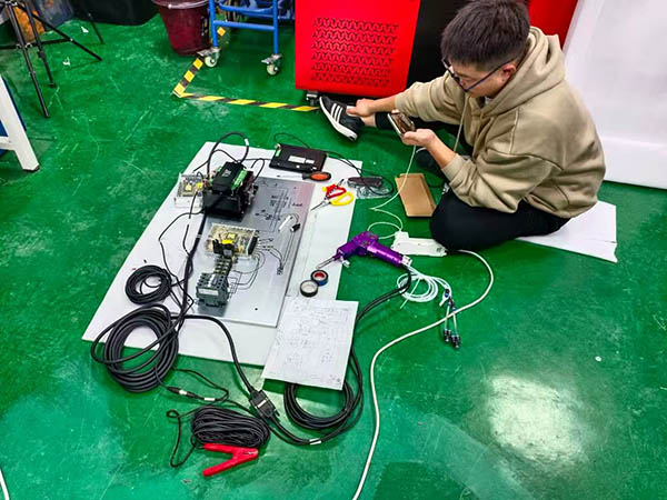 Suntop Laser Engineer Successfully Resolves Issues for Spanish Welding Machine Client via Video Call-2