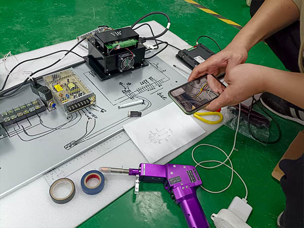 Suntop Laser Engineer Successfully Resolves Issues for Spanish Welding Machine Client via Video Call-6