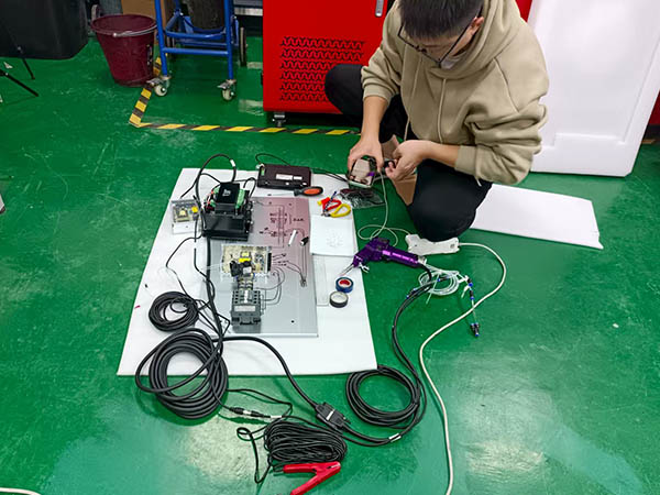 Suntop Laser Engineer Successfully Resolves Issues for Spanish Welding Machine Client via Video Call-7