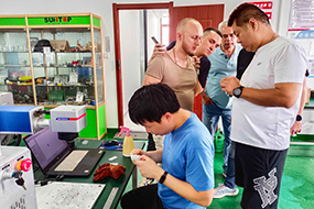 Warmly welcome Russian customers to visit Suntop Laser!