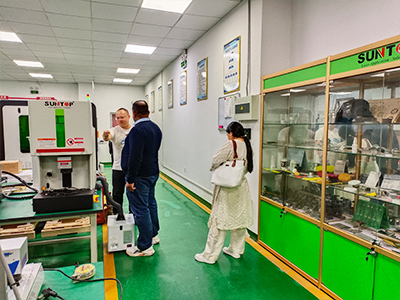 Turkish customers inspect our laser equipment and discuss new opportunities for cooperation site3-Suntop