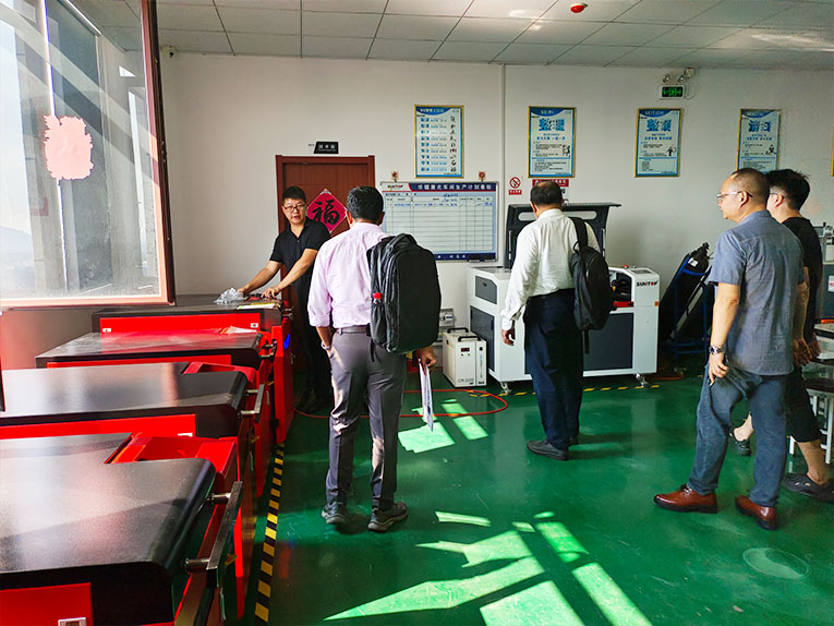 Suntop welcomes Bangladeshi customers, and the laser welding machine on-site inspection is successful-7