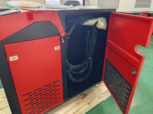 Custom 3000W Handheld Laser Cleaning Machine Shipped to Italy Pack-3